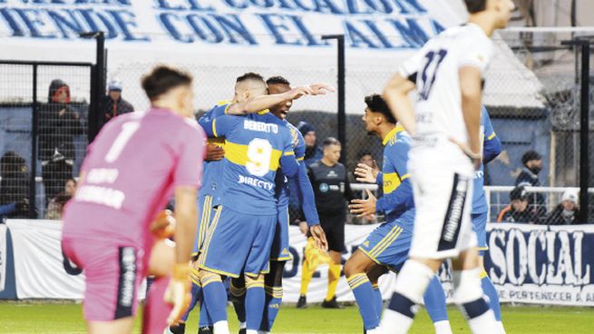 GOLEADOR. Dario Benedetto entró y marcó el tercero para el triunfo de un Boca que en La Plata fue oportuno y contundente.
