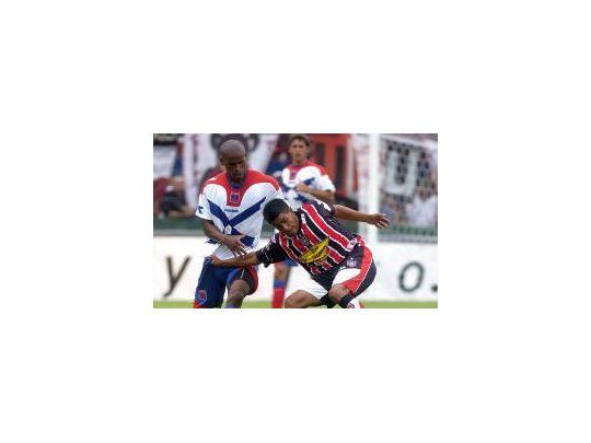 Con dos cabezazos de Echeverría, chacarita se quedó con el clásico ante Tigre.