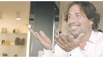 ámbito.com | RICKY SARKANY. Lleva más de 30 años construyendo su marca. Hoy tiene 21 locales propios y 28 franquiciados, más otros en Chile, Paraguay y Bolivia. Vendió online 250 mil pares en 2015.