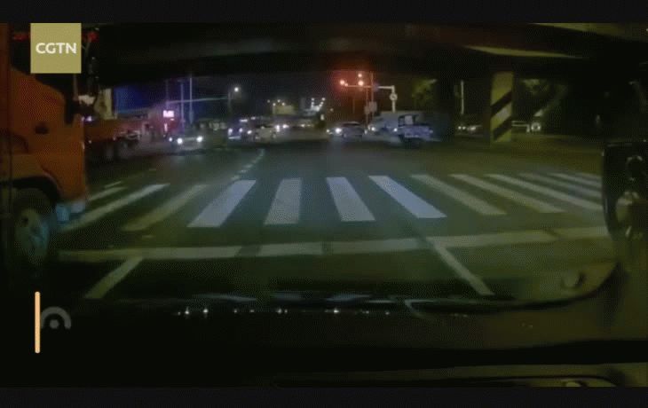 El momento en el que se desploma un puente de una autopista en China