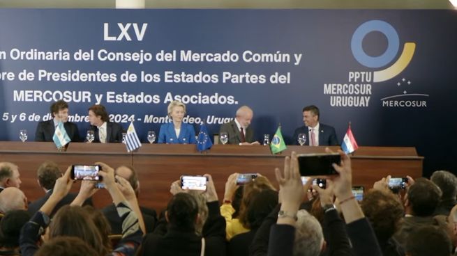 Los presidentes Luis Lacalle Pou, Javier Milei, Santago Peña y Lula da Silva junto a la presidenta de la CE, Ursula von der Leyen.