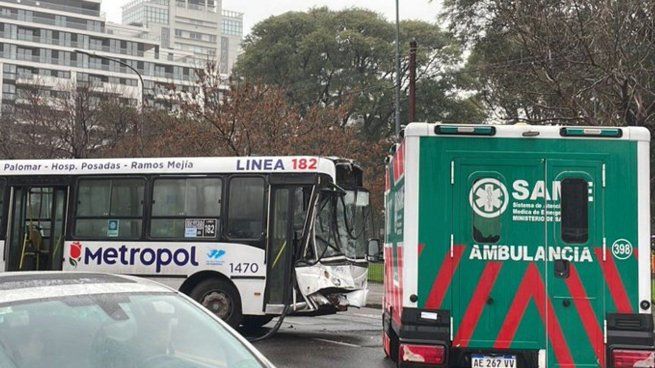 Así quedó uno de los colectivos tras el accidente en Villa Luro