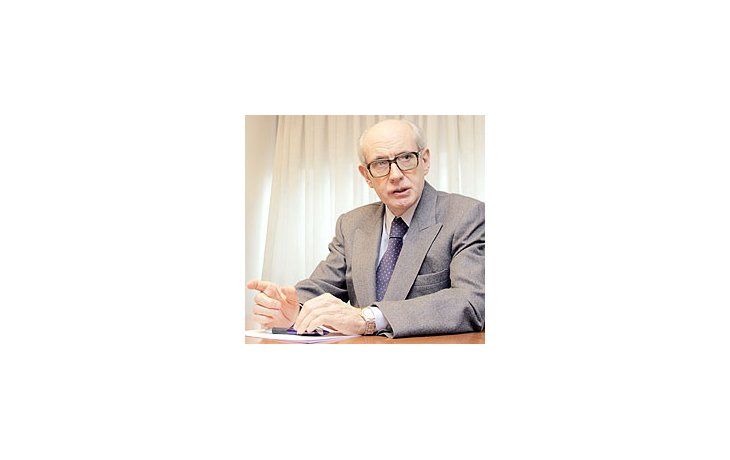 Gutiérrez Girault propone que un mayor superávit fiscal sedestine a la compra de dólares, fortaleciendo reservas ycancelando deuda.