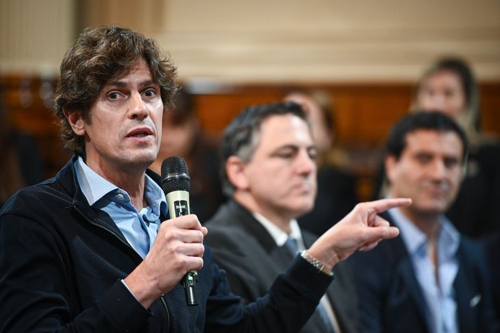 Lousteau acusó a Abad de "especulador" en medio del debate en comisión. Lousteau acusó a Abad de "especulador" en medio del debate en comisión.