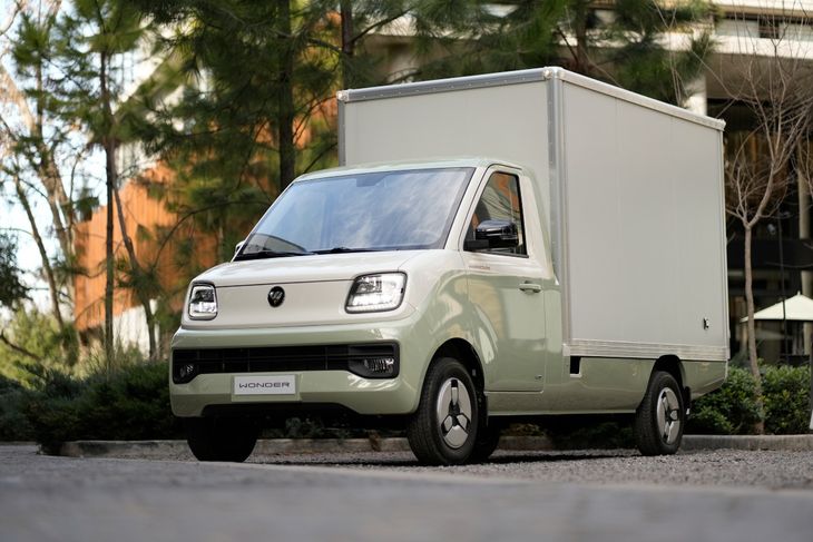 Available in simple cabin versions, double cab and package, measures 4,870 mm long and load up to 1,265 kilos. Available in simple cabin versions, double cab and package, measures 4,870 mm long and load up to 1,265 kilos.