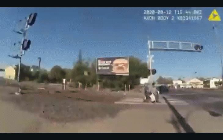 Policía salvó en el último segundo a un hombre en silla de ruedas de ser atropellado por un tren