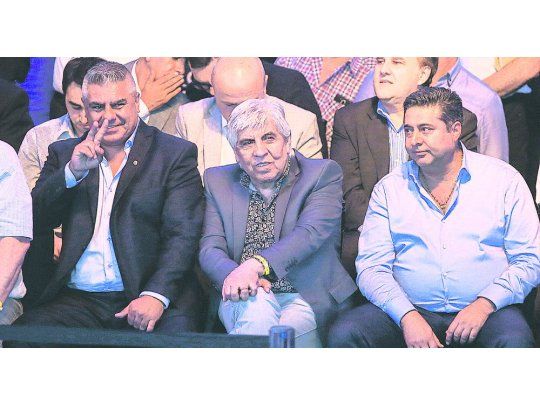 Los responsables. “Chiqui” Tapia hace la “V” de la victoria junto a su suegro Hugo Moyano y Daniel Angelici, que serán sus vicepresidentes. La AFA comienza un nuevo período.