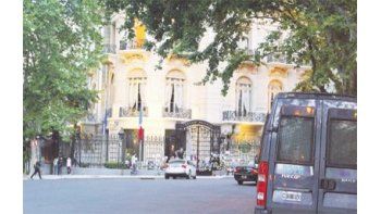 Desde los atentados en París, móviles de la Policía federal custodian la puerta de la Embajada de Francia en la Argentina, al igual que otras instituciones, empresas y entidades francesas.