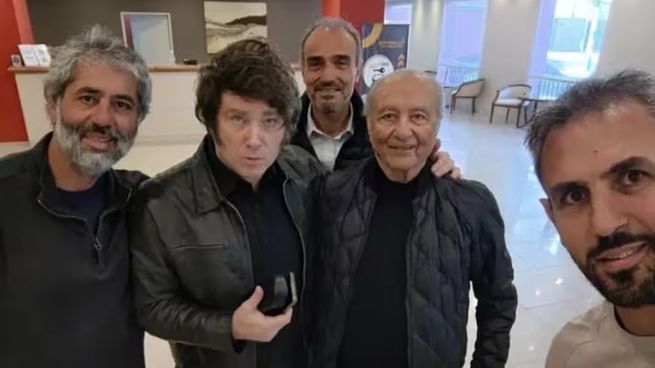 Martín Menem le cedió sus acciones a su hermano, Adrián (izquierda), en diciembre de 2023. En la foto, junto al presidente, javier Milei, el asesor Lule Menem y el exsenador, Eduardo Menem.