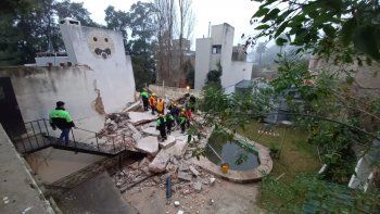derrumbe en rosario: buscan en las cocheras al hombre que quedo atrapado