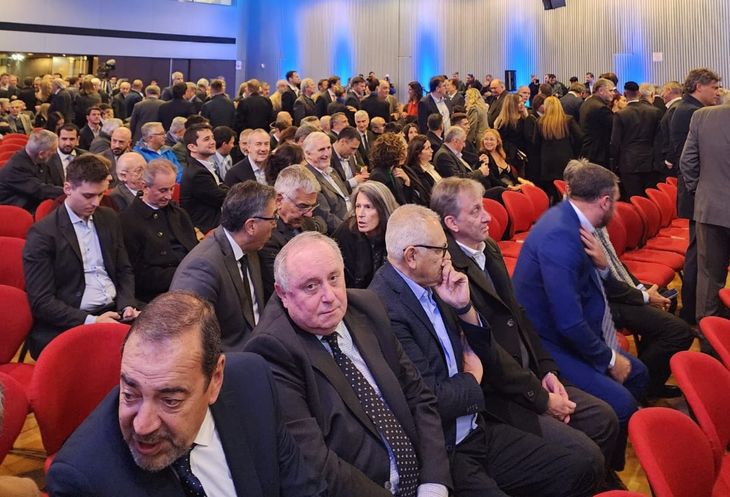 Auditorio colmado a la espera de las palabras del presidente Javier Milei. 