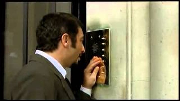 El cuento del tío es la modalidad de estafa que hace el personaje de Ricardo Darín en la película Nueve Reinas. El cuento del tío es la modalidad de estafa que hace el personaje de Ricardo Darín en la película Nueve Reinas.