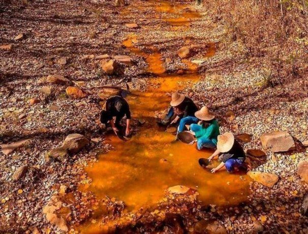 La búsqueda de pepitas de oro es una tradición de más de dos siglos y responde al pasado minero del lugar.