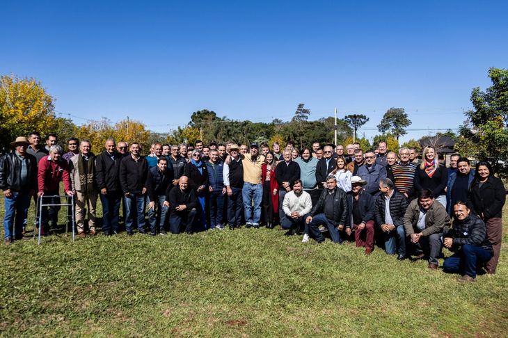 Hugo Passalacqua y una muestra de fuerza junto a intendentes misioneros. Hugo Passalacqua y una muestra de fuerza junto a intendentes misioneros.