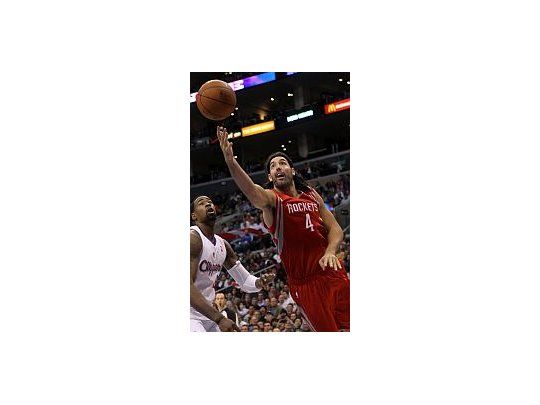 Scola marcó 20 puntos en la derrota de Houston Rockets.