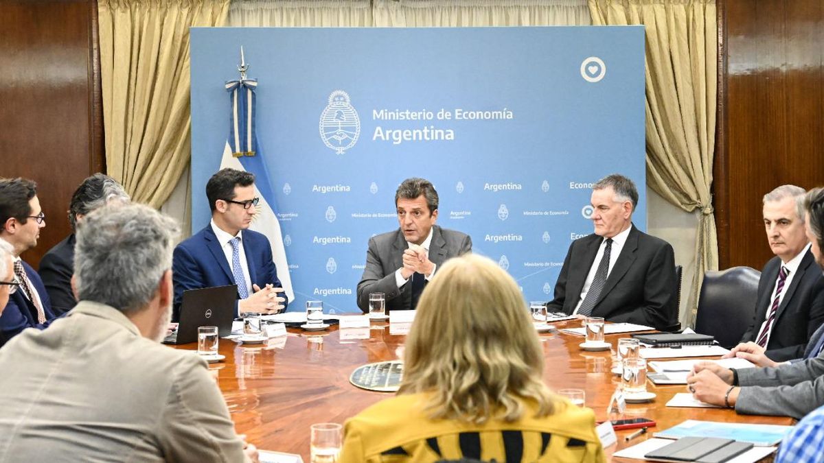 meeting with textile chambers to define guidelines for imports
