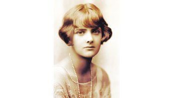 Daphne du Maurier escribió novelas famosas como «Rebecca» y «Los pájaros», ambas llevadas al cine por Alfred Hitchcock.