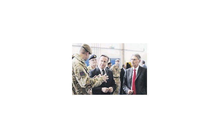 El premier británico, David Cameron, y su ministro de Defensa, Phillip Hammond, los dos responsables de la histórica reforma militar. Tras los recortes anunciados, las Fuerzas Armadas del Reino Unido tendrán la mitad de los efectivos que poseían en 1978.