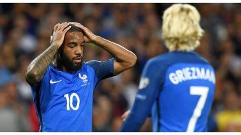 Lacazzete y Griezmann no pueden creer el empate de Francia con Luxemburgo que achica distancias en el grupo 1.