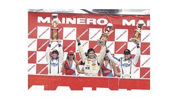 Gabriel Zughella festeja en el podio al ganar la Clase 3, en la inauguración del campeonato de Turismo Nacional.