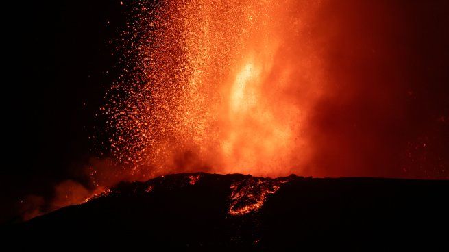 En Italia, el volcán Etna entró en erupción, expulsando impresionantes columnas de lava y humo.