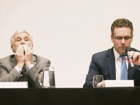 Gestos. El titular del BCRA, Guido Sandleris, acompañado por el vice, Gustavo Cañonero.
