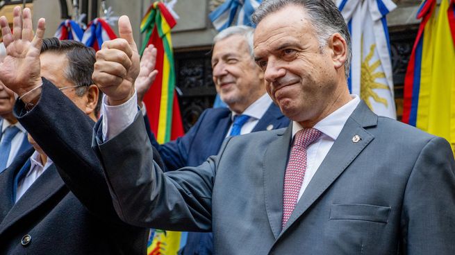Pulgar arriba para el presidente Orsi en la cumbre del Mercosur.