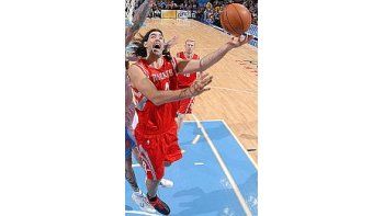 Scola marcó 25 puntos en el triunfo de Houston.