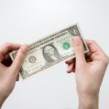 Mantener los dólares en buen estado es fundamental para su validez. Mantener los dólares en buen estado es fundamental para su validez.