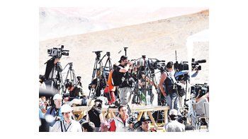 ámbito.com | Más de dos mil periodistas chilenos y extranjeros han llegado hasta la mina San José para llevar al mundo el dramático e histórico rescate de los mineros. Muchos se quejan por las restricciones impuestas por las autoridades.