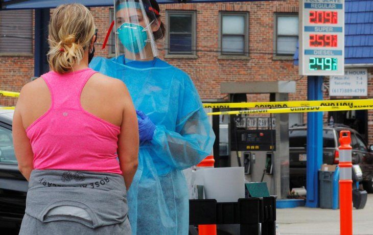 Una m&eacute;dica realiza un testeo r&aacute;pido de coronavirus en un hospital de Chelsea, Massachusetts.