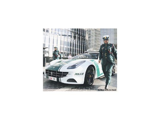 A la flota de patrulleros de la Policía de Dubái se ha sumado la lujosa Marca Ferrari, que alcanza una velocidad superior a los 330 kilómetros por hora.