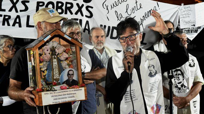 padre paco olveira cura protesta tribunales.jpg