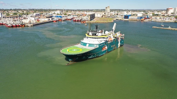 El buque Pxgeo2 de bandera de bahamas es el encargado de realizar la sísmica a unos 310 kilómetros de la costa bonaerense en los bloques CAN 107 y CAN 109. En las últimas horas llegó el buque Sunrise G, un barco de apoyo que le lleva agua y comida y otros elementos. El buque Pxgeo2 de bandera de bahamas es el encargado de realizar la sísmica a unos 310 kilómetros de la costa bonaerense en los bloques CAN 107 y CAN 109. En las últimas horas llegó el buque Sunrise G, un barco de apoyo que le lleva agua y comida y otros elementos.