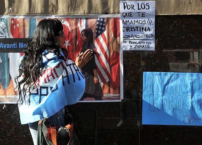 Vigilia militante en la puerta de la Fundación Favaloro (foto 8)