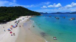 Playas como Canasvieiras y Jureré en Florianópolis presentan niveles de contaminación que representan un riesgo para la salud de los turistas.