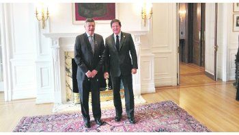 Gesto. Domingo Peppo se reunió ayer con el embajador Fernando Oris de Roa, antes de exponer en el Seminario de Estrategias Electorales.