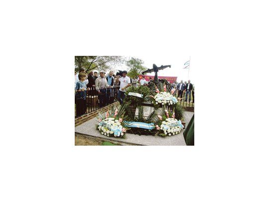 Los actos de recordación del desembarco argentino en Malvinas se multiplicaron -como en Entre Ríos- a lo largo del país.