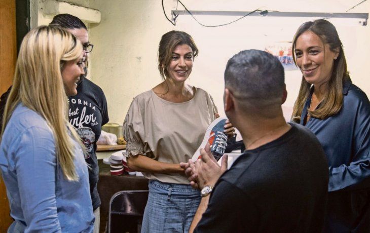 TENSIÓN. Vidal no ocultó su malestar por la decisión de Carlos Arroyo. Junto a Juliana Awada, recorrió ayer el barrio Puerta de Hierro en La Matanza, donde visitó a un grupo de zapateros que creó una marca propia.