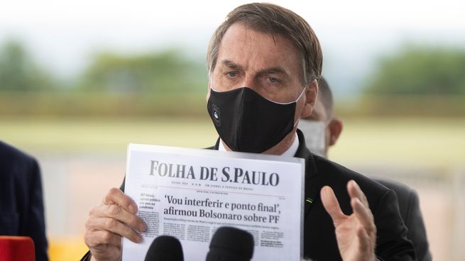 El presidente Bolsonaro y uno de sus ataques a Folha de Sao Paulo.