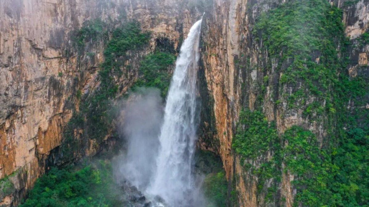 A tourist discovered that a famous waterfall is fake