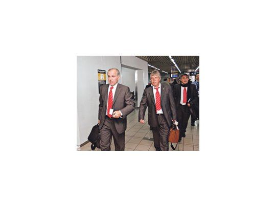 Alejandro Sabella y su ayudante de campo Julián Camino, en Ezeiza, a punto de abordar el avión. Estudiantes viaja a Brasil con la ilusión intacta.