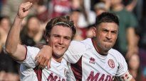 Figura y capitán. Pedro De La Vega celebra junto a Diego Braghieri el gol de Lanús.