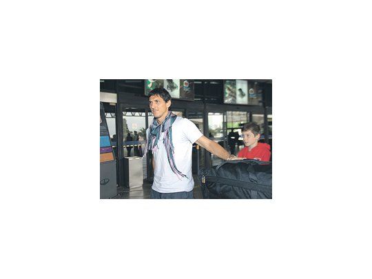 Nicolás Burdisso, a su llegada a Ezeiza para disputar los partidos de las Eliminatorias. Jugó con Bolivia y, después, ante Colombia, sufrió la grave lesión.