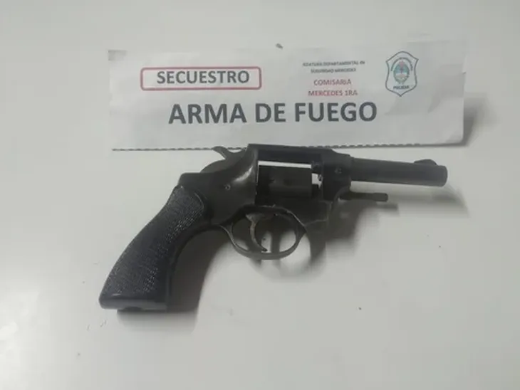 Según testigos, el joven mantuvo una discusión con otro individuo, quien extrajo un arma de fuego y disparó directamente contra él.