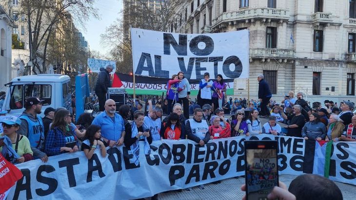 Organizaciones sociales y personal de salud se manifestaron frente al Congreso en apoyo a la llamada “Ley Garrahan”, que declara la emergencia pediátrica en todo el país.