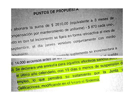 El acuerdo con la Policía incluye 9 puntos, la mayoría sobre mejoras del tipo salarial, pero además la promesa de 14 mil ascensos antes de fin de año y una “amnistía” para sancionados. Un escudo para acuartelados.