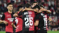 Abrazo. Newells le ganó a Central Córdoba en su inicio de la Copa de la Liga.