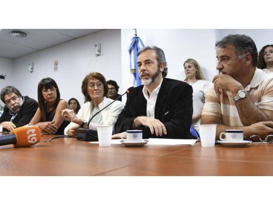 Eduardo López, rodeado de diputados de la opocisión durante conferencia de prensa en el Congreso.