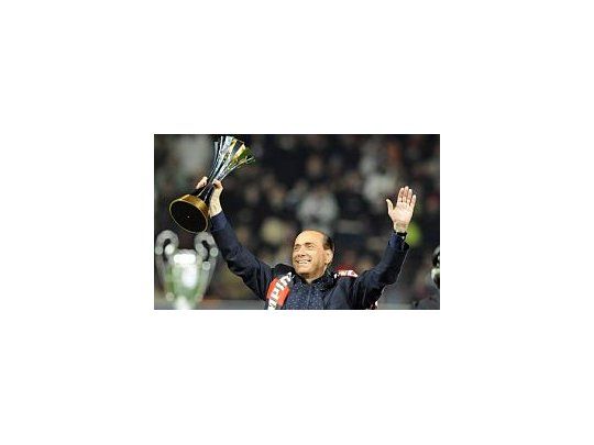 Berlusconi vuelve a ser el presidente del Milan.